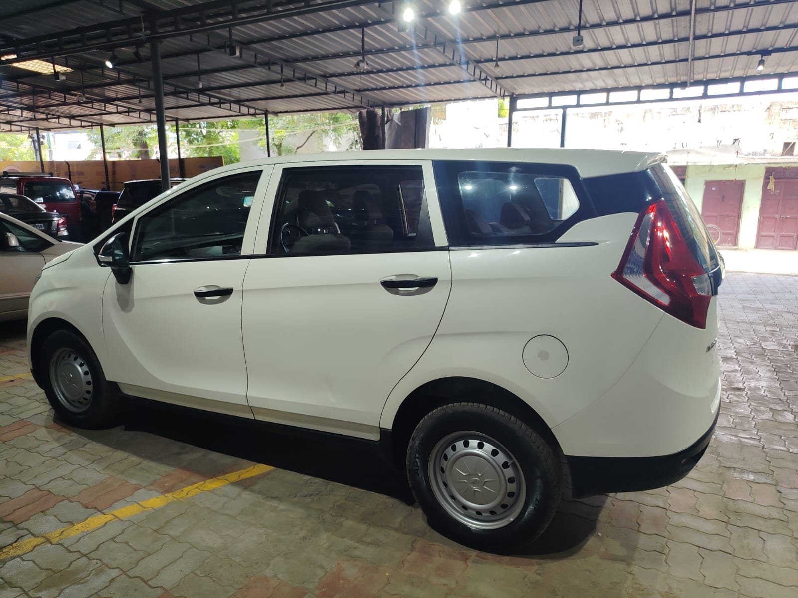 Mahindra Marazzo M2